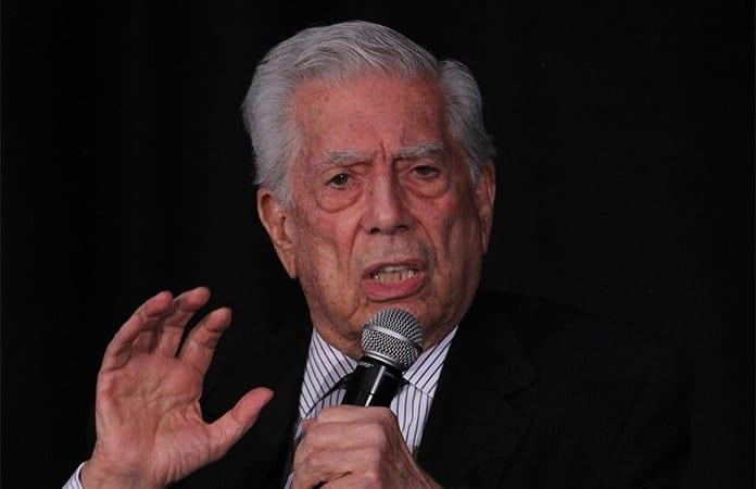 Vargas Llosa está hospitalizado por la covid pero evoluciona favorablemente