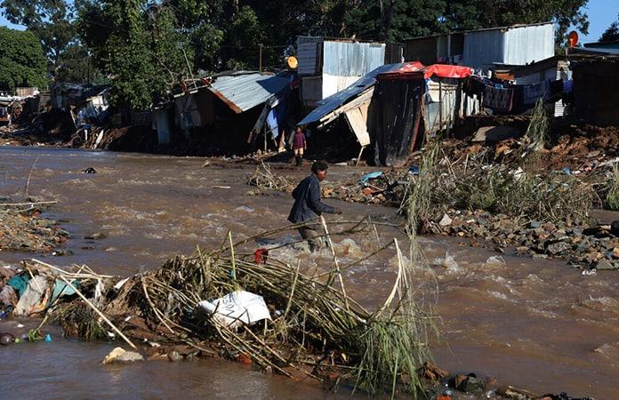 Las graves inundaciones en Sudáfrica suman 398 muertos y hay 27