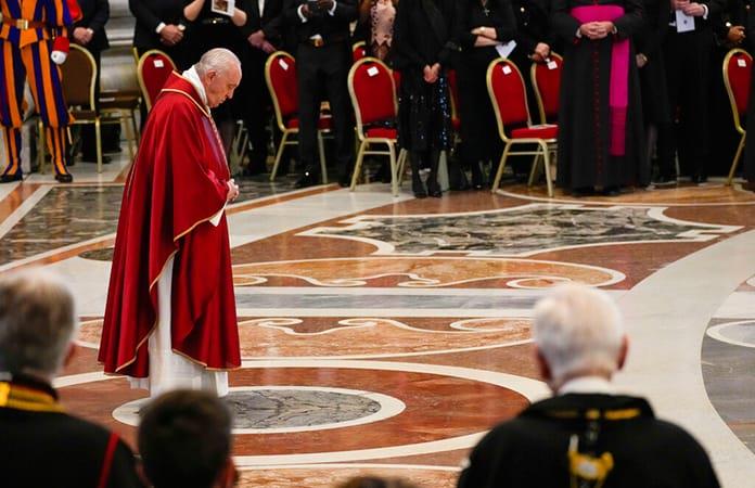 El papa preside la Pasión de Cristo sin postrarse en la basílica vaticana