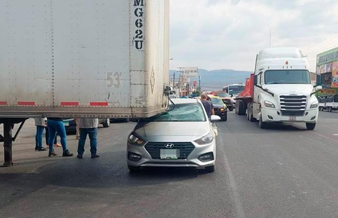 Auto Se Impacta Contra Remolque Estacionado