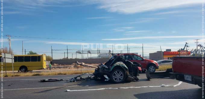Jetta se parte en dos tras chocar contra un señalamiento en la carretera 57