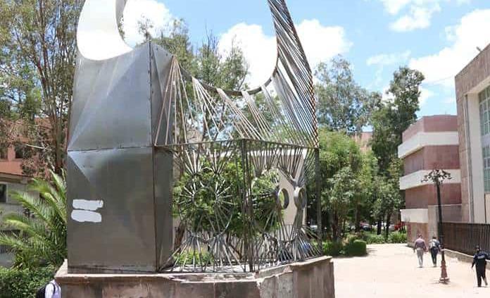 Jardín y reloj de sol abandonados crean inseguridad