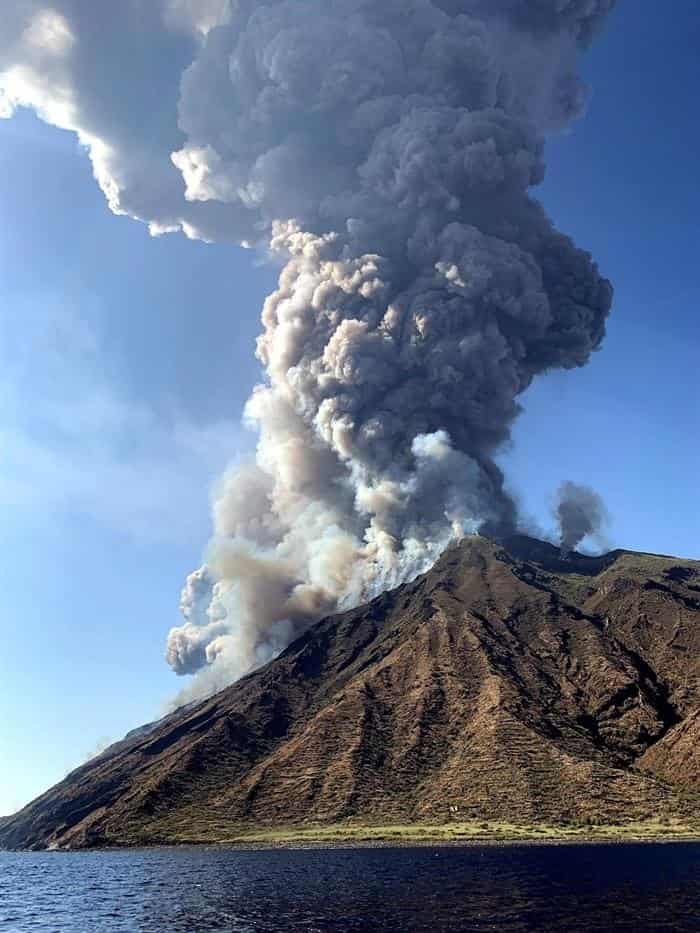 El volcán Estrómboli de Italia registra una violenta explosión