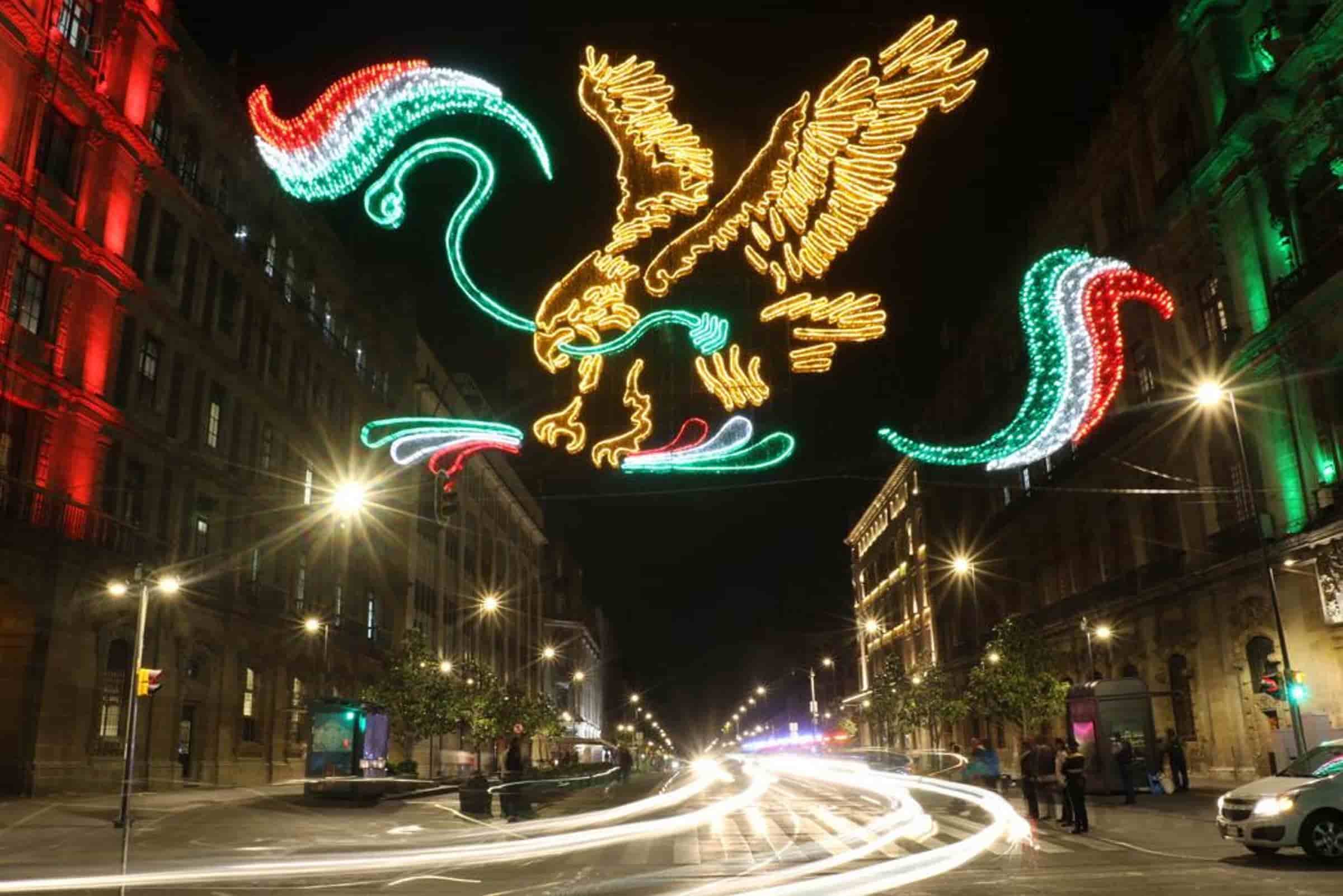 Encienden decorado por fiestas patrias en la CDMX