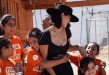 Eiza González ayuda a niños migrantes en Tijuana