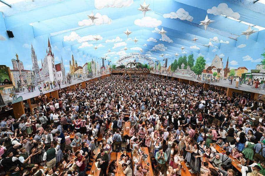 Fluye la cerveza en Múnich al comenzar el Oktoberfest