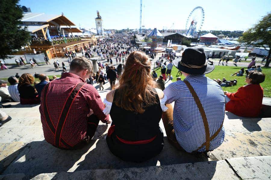 Fluye la cerveza en Múnich al comenzar el Oktoberfest
