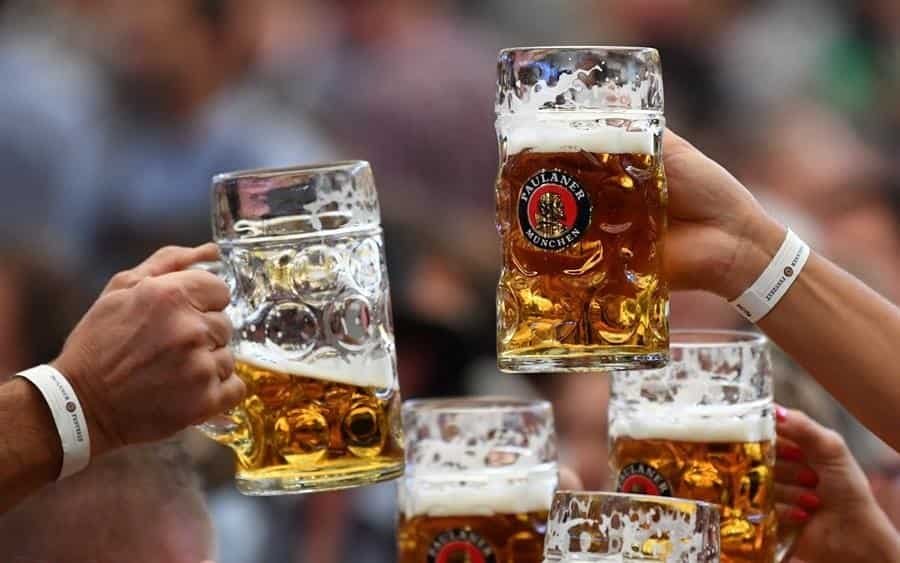 Fluye la cerveza en Múnich al comenzar el Oktoberfest
