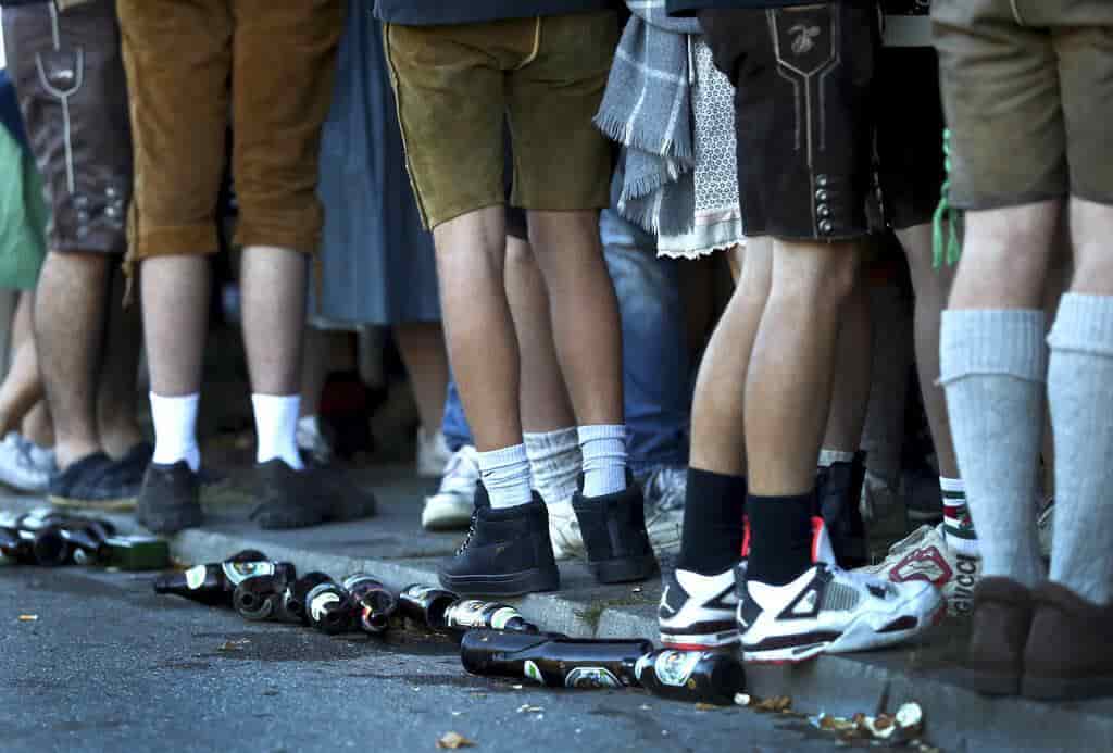 Fluye la cerveza en Múnich al comenzar el Oktoberfest