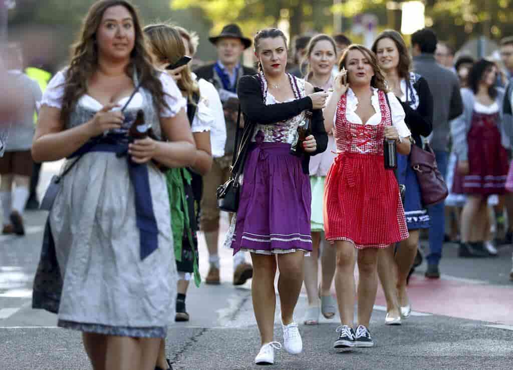 Fluye la cerveza en Múnich al comenzar el Oktoberfest