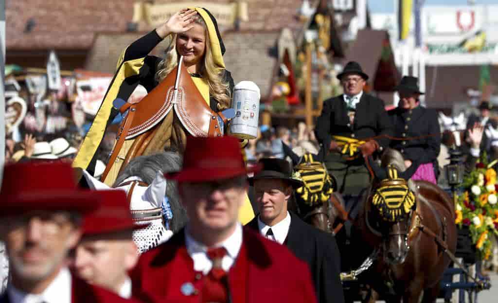 Fluye la cerveza en Múnich al comenzar el Oktoberfest