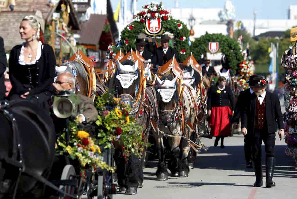 Fluye la cerveza en Múnich al comenzar el Oktoberfest