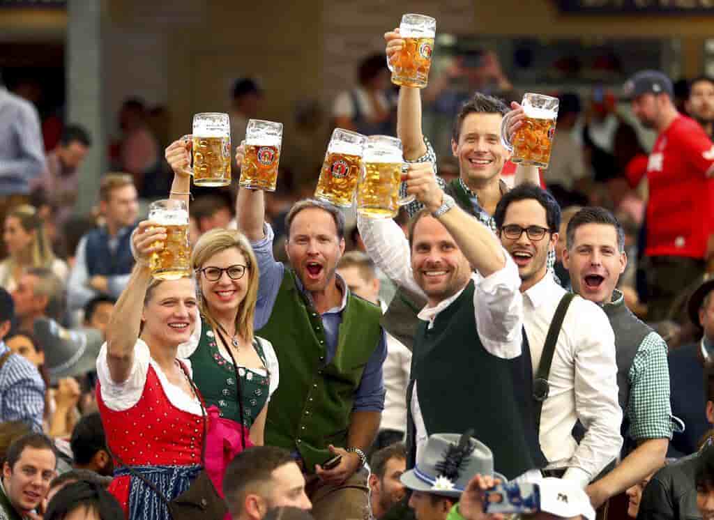 Fluye la cerveza en Múnich al comenzar el Oktoberfest