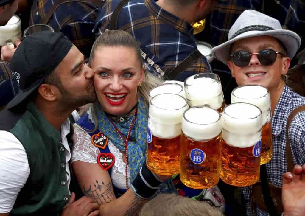 Fluye la cerveza en Múnich al comenzar el Oktoberfest