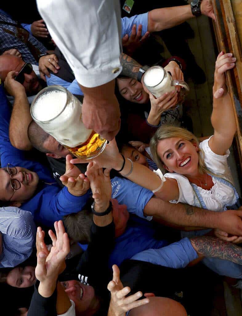 Fluye la cerveza en Múnich al comenzar el Oktoberfest