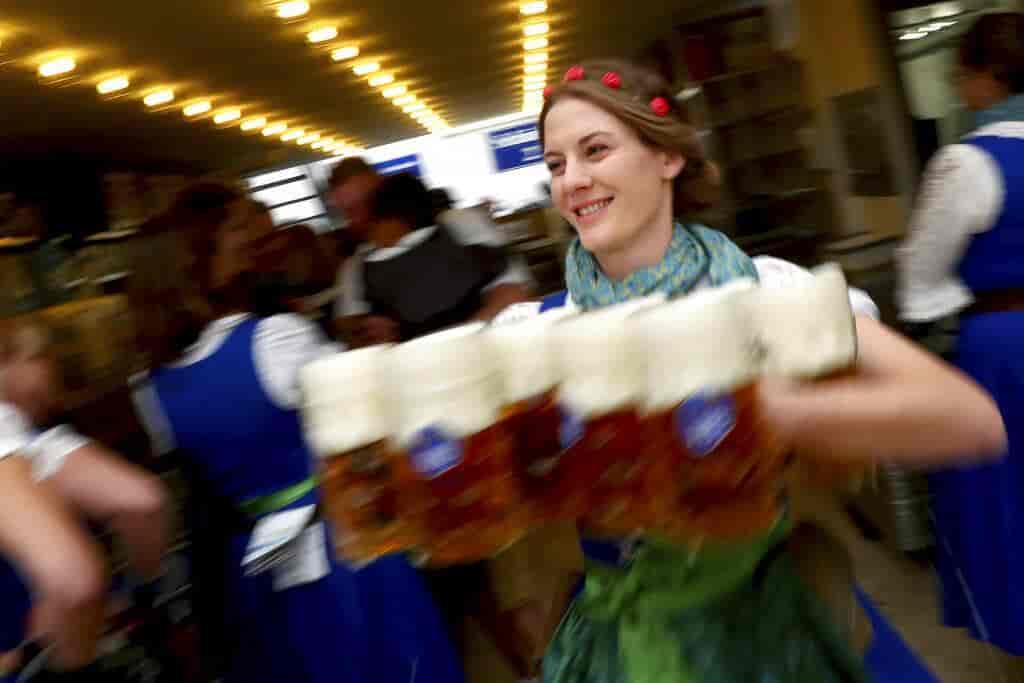Fluye la cerveza en Múnich al comenzar el Oktoberfest