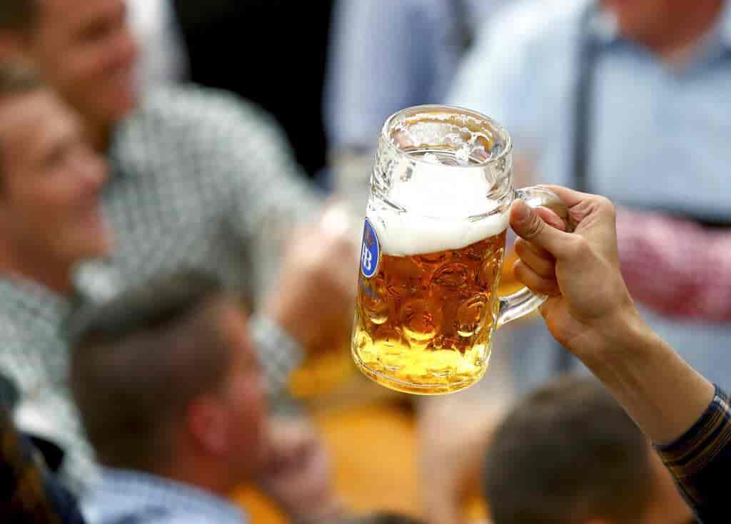 Fluye la cerveza en Múnich al comenzar el Oktoberfest