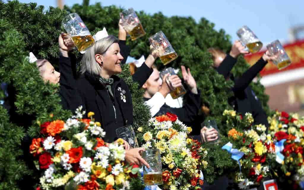 Fluye la cerveza en Múnich al comenzar el Oktoberfest