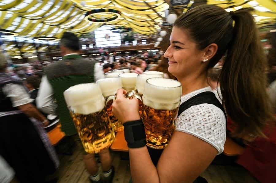 Fluye la cerveza en Múnich al comenzar el Oktoberfest
