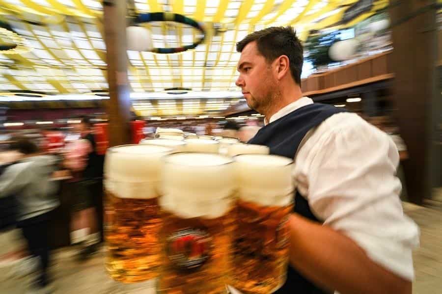 Fluye la cerveza en Múnich al comenzar el Oktoberfest