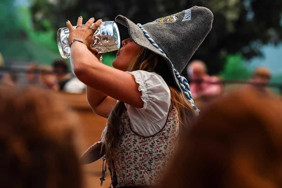 Fluye la cerveza en Múnich al comenzar el Oktoberfest
