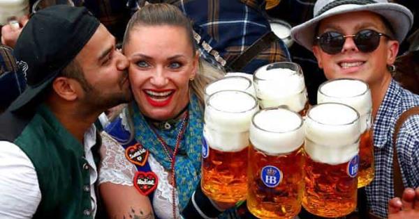 Fluye la cerveza en Múnich al comenzar el Oktoberfest