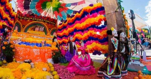 Tamales, mole, pan y bebidas llenan las ofrendas de Día de Muertos en