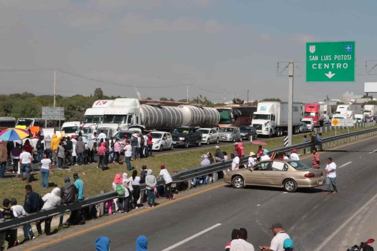 Manifestantes bloquean la carretera a México y provocan gran caos (FOTOS)