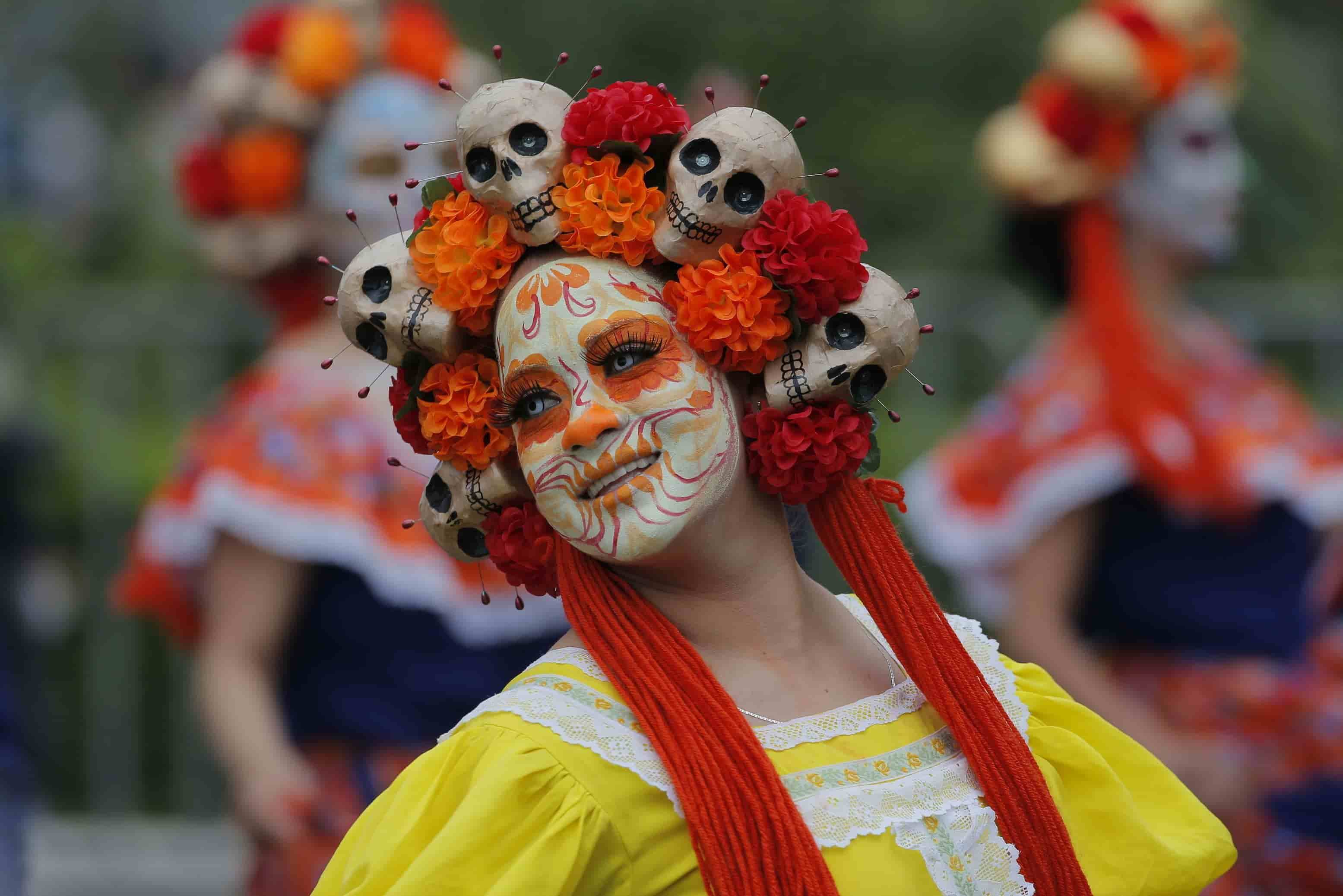 el-mega-desfile-de-d-a-de-muertos-entre-calaveras-y-carros-aleg-ricos