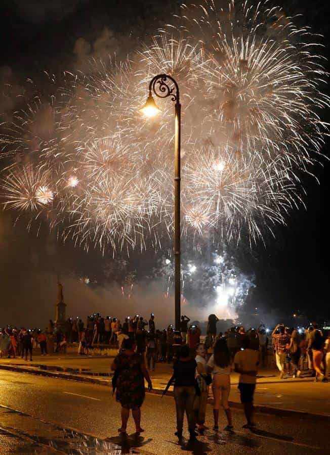 Luces en el cielo y deseos en la tierra celebran los 500