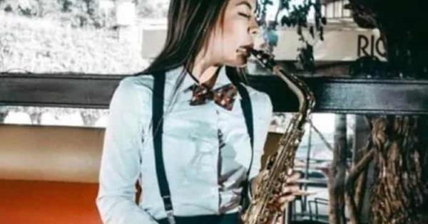 Saxofonista atacada con ácido pide ayuda a AMLO