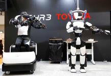 Toyota da a conocer versión mejorada de robot humanoide