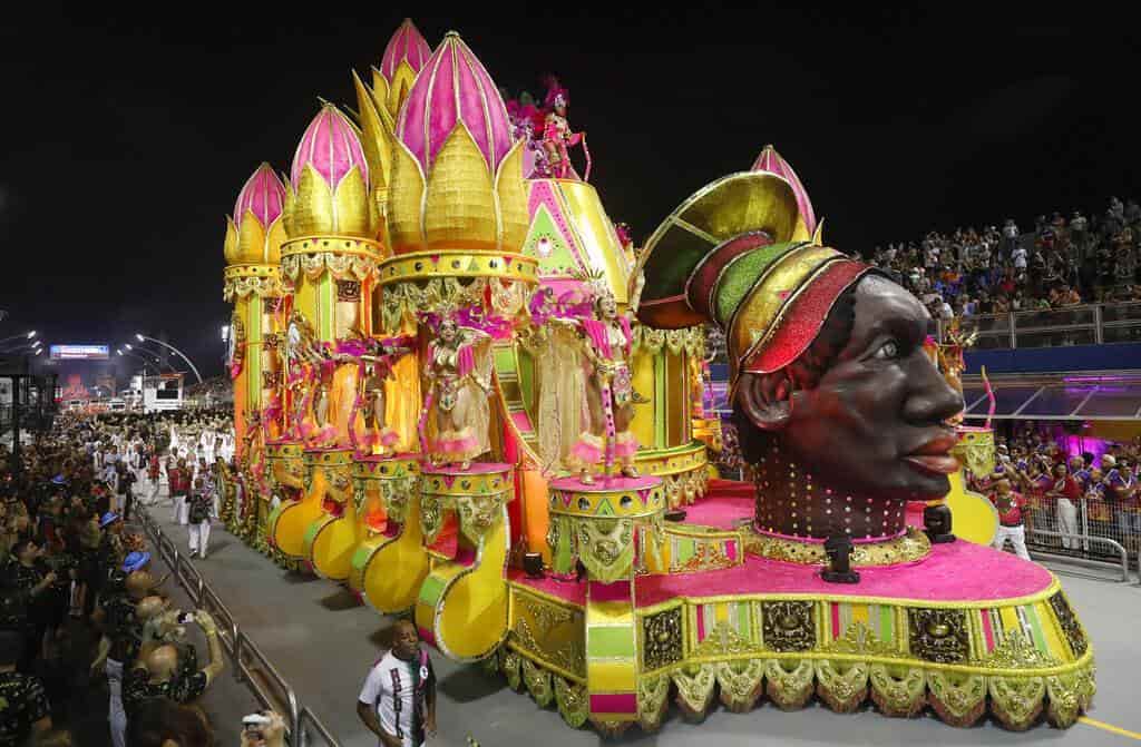 Brasil vibra al ritmo de la samba en su primer día de Carnaval (FOTOS)