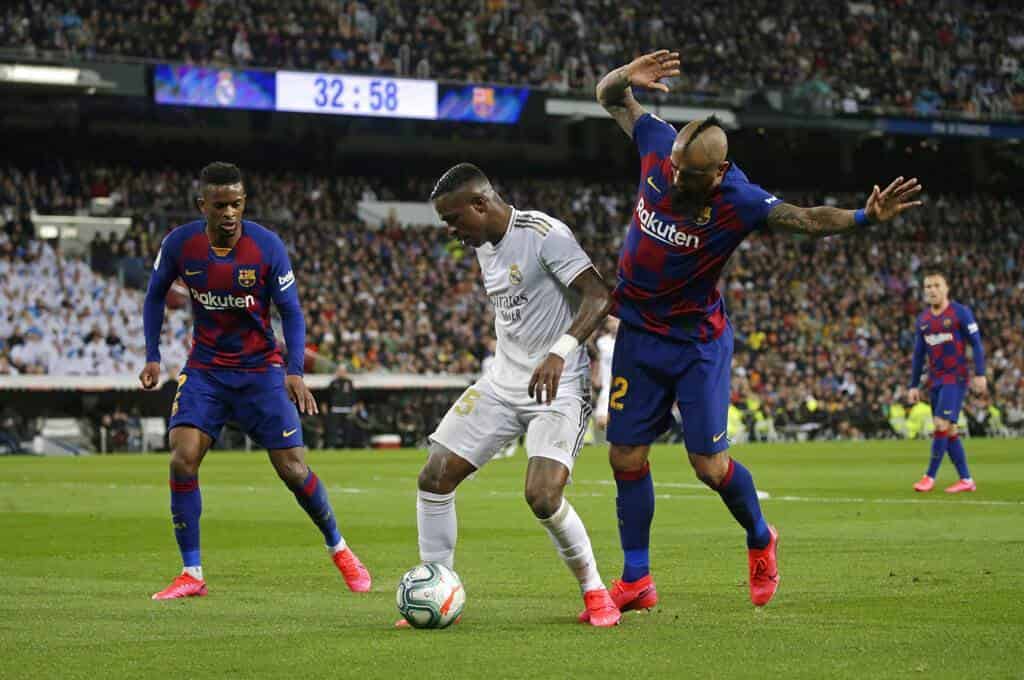 El Real Madrid gana al Barcelona 2-0 y recupera el liderato