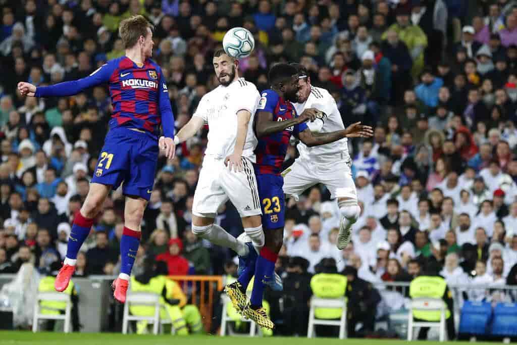 El Real Madrid gana al Barcelona 2-0 y recupera el liderato