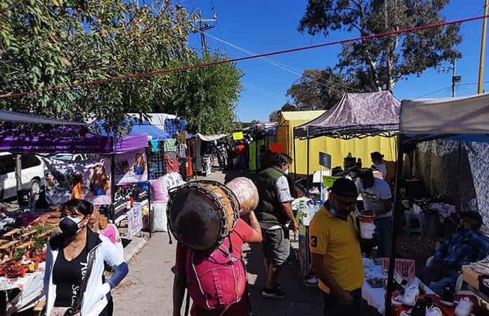 Pese a semáforo rojo, se instala el tianguis de Las Vías