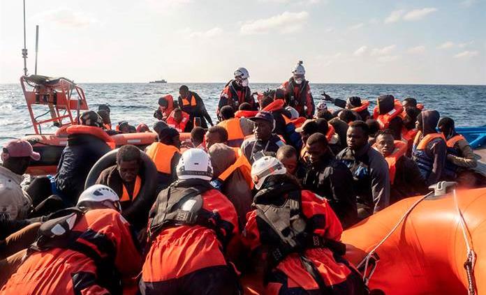 Barco humanitario lleva 374 migrantes tras nuevo rescate en el Mediterráneo central