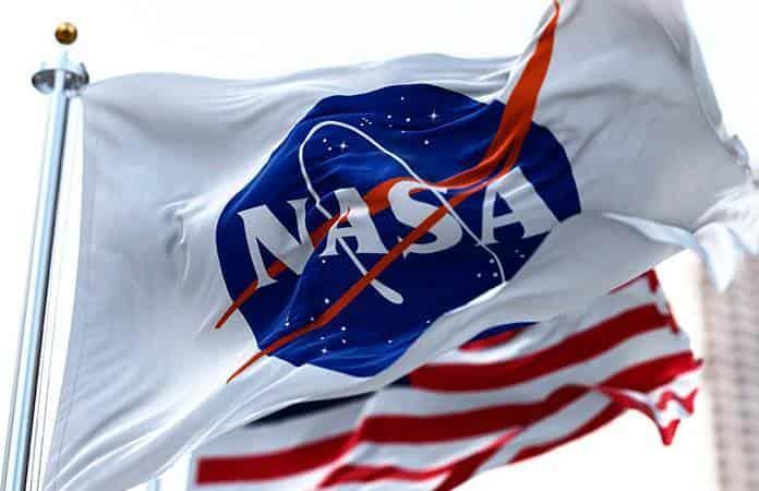 La NASA pide le devuelvan polvo lunar y cucarachas