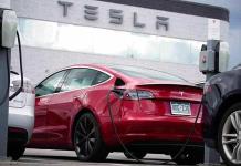 Tesla retira vehículos por falla en pantalla