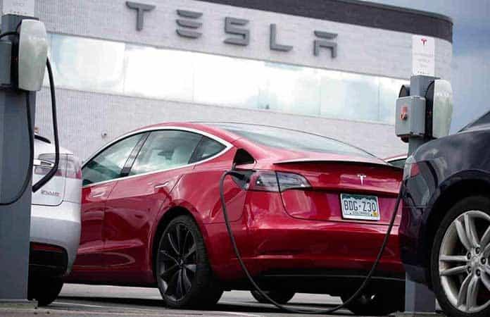 Tesla retira vehículos por falla en pantalla
