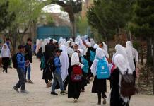 Afganas exigen la reapertura de las escuelas secundarias tras casi un año