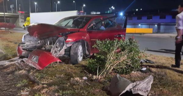 Conductor choca contra poste en la carretera 57