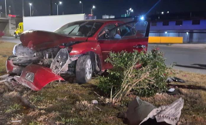 Conductor choca contra poste en la carretera 57
