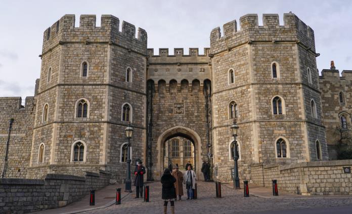 Falso cura pasa la noche en en los cuarteles de la guardia real británica en Windsor