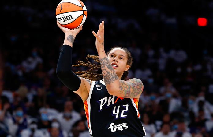 Negocian canje de estrella de la WNBA detenida en Rusia por mercader de la muerte