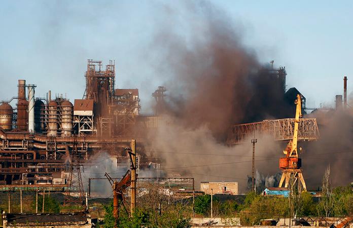 Atacan con artillería, aviones y tanques la planta de Azovstal en Mariúpol