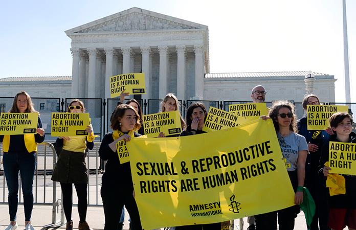 El retroceso del aborto muestra el poder de la extrema derecha en EEUU, advierte HRW