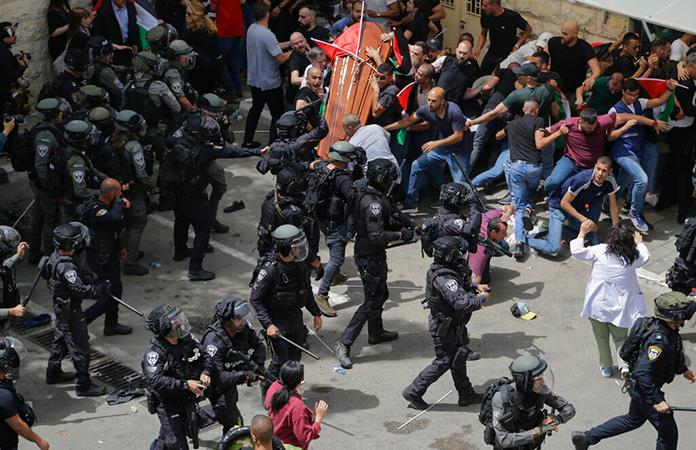 Catar acusa a policía israelí de reprimir funeral de periodista de Al Jazeera en Jerusalén