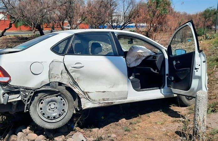 Chocan dos autos y un tráiler, en carretera a México
