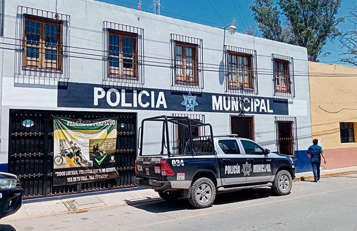 Jefa policiaca pide apoyo a polis para no ser destituida